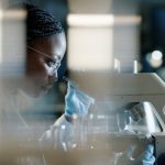 固態電池量產競賽主題視覺：對比氧化物、硫化物、聚合物三條技術路線的量產進度與工程化瓶頸